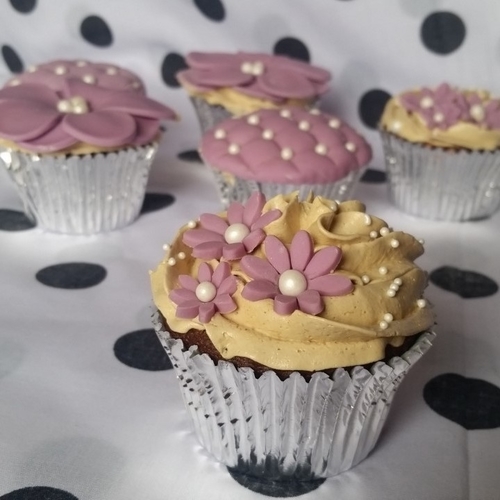 Wedding favour cupcakes with fondant decorations and buttercream swirl